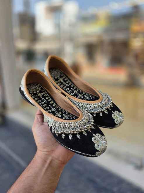 Meher Noir Velvet Embellished Jutti